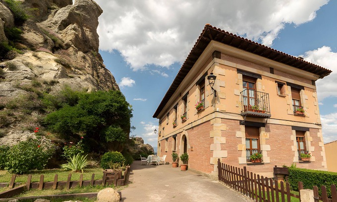 Pinilla de los Barruecos Casa | Casa de vacaciones 'Chanin I -II' con jardín privado, balcón y Wi-Fi