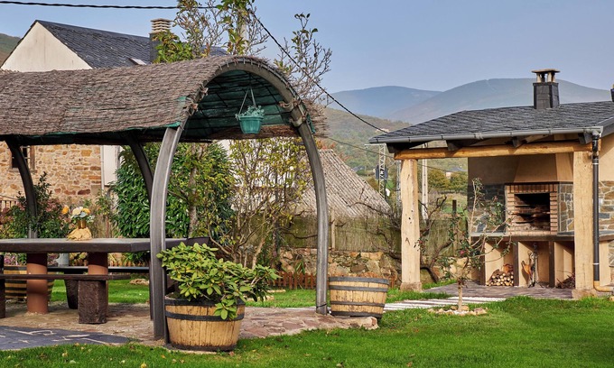 Noceda Casa | Casa de vacaciones 'Casa Rural Abuelo Jose' con vistas a la montaña, piscina privada y Wi-Fi