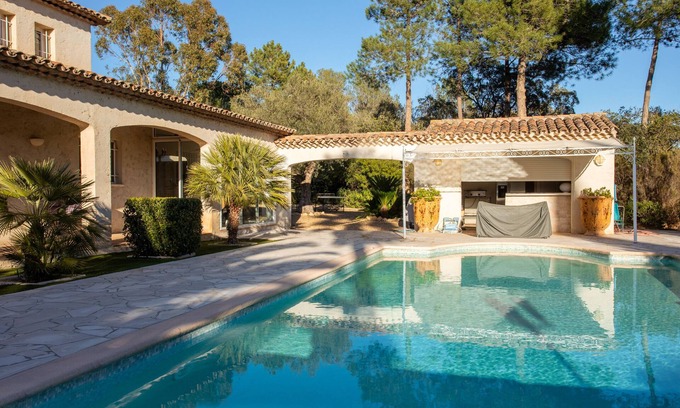 La Bouverie Apartamento | Apartamento vacacional "Clos Saint Jean" con piscina, terraza privada y Wi-Fi
