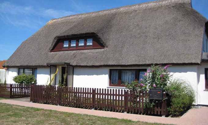 Hiddensee Apartamento | Apartamento vacacional bajo un techo de paja, sólo a 100 m del Mar Báltico