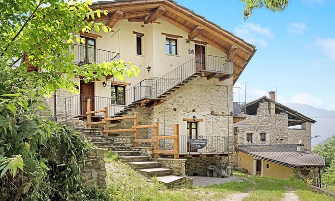 San Michele Prazzo Apartamento | Apartamento vacacional "Genzianella Tano Di Grich" con vistas a la montaña y terraza privada
