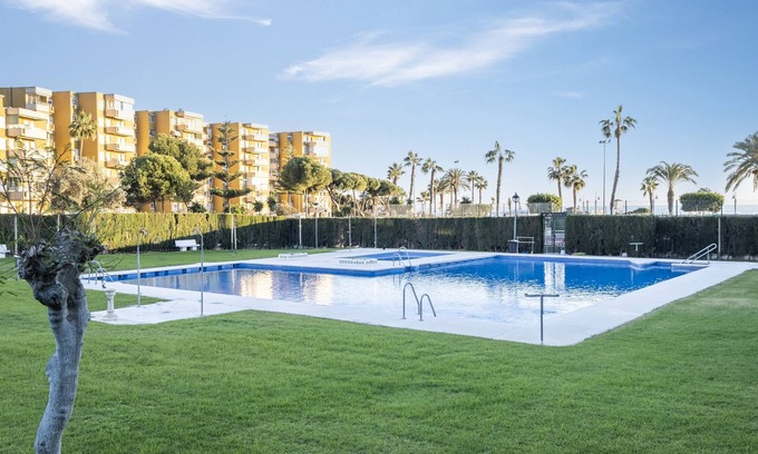La Cala del Moral Apartamento | Apartamento vacacional "Miramar" con piscina compartida, terraza privada y Wi-Fi