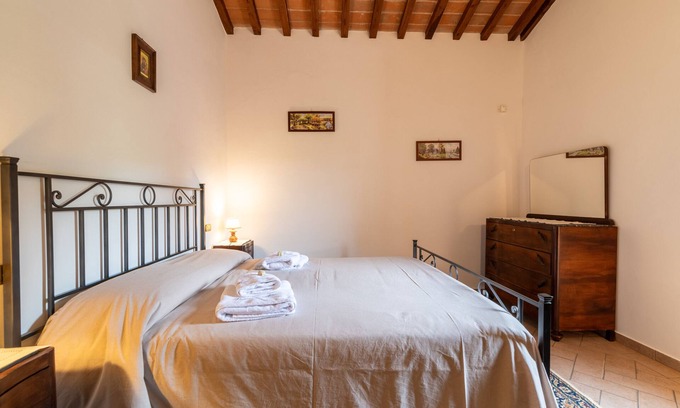 Lisciano Niccone Otro | Apartamento vacacional 'Pugnano Alto - Tabacco' con piscina compartida, terraza privada y Wi-Fi