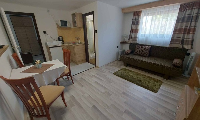 Balatonszarszo Apartamento | Apartamento vacacional con un gran jardín, internet y barbacoa