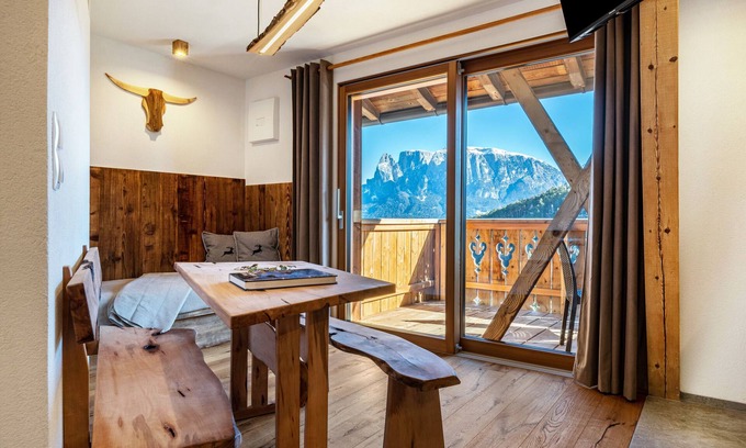 Collalbo Apartamento | Apartamento vacacional "Aschnerhof Holzherz" con vistas a la montaña, balcón privado y Wi-Fi