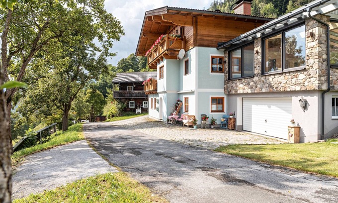 Goldegg Apartamento | Apartamento vacacional 'Biobergbauernhof Bergzeit' con vistas a la montaña, terraza privada y Wi-Fi