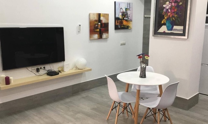 Los Tilos Apartamento | Apartamento vacacional 'C Junto Bus y Tren' con A/C y Wi-Fi