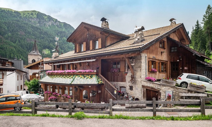 Canazei Apartamento | Holiday Apartment "Cesa San Florian Apartment 2" with Mountain View & Wi-Fi