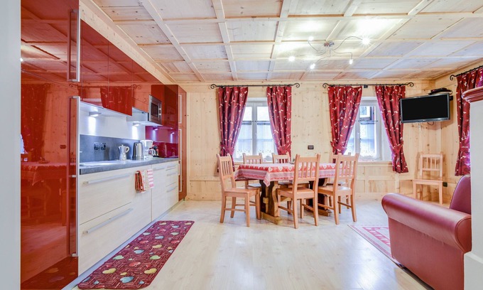 Canazei Apartamento | Holiday Apartment "Cesa San Florian Apartment 1" with Mountain View & Wi-Fi