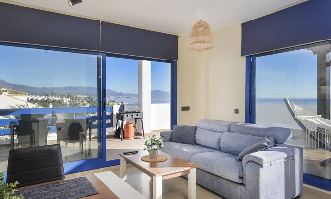 Castillo de Sabinillas Apartamento | Apartamento vacacional "El Hacho" con vistas al mar, piscina compartida y Wi-Fi