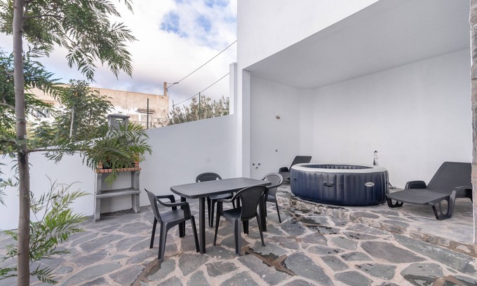 Santa Maria de Guía de Gran Canaria Apartamento | Apartamento de vacaciones 'El Mirador 1' con vistas al mar, terraza privada y Wi-Fi