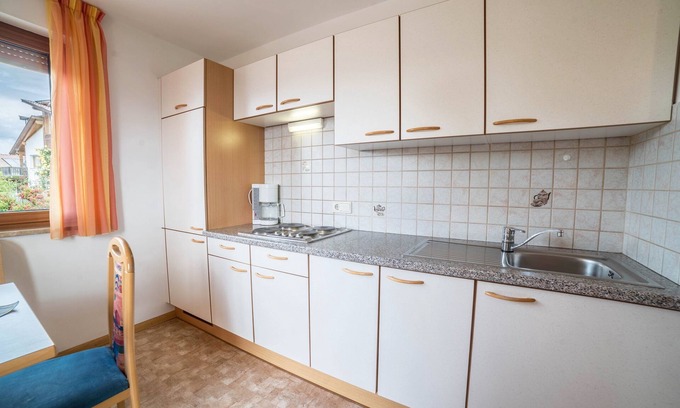 Verano Apartamento | Comfortable holiday apartment Greif in the Meran area - Apartment B with Wi-Fi, balcony and terrace and view over the landscape; parking available