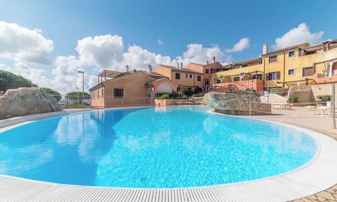 La Maddalena Apartamento | Apartamento vacacional "C 102 Puntavilla Mare" con piscina, jardín, terraza y aire acondicionado