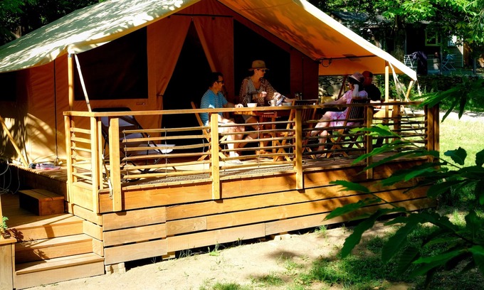Gravieres Alquiler De RV | Holiday Apartment "Lodges Et Cabanes La Chataigneraie" with Private Garden