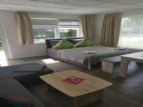 Goldberg Casa | Holiday apartment on Lake Goldberg