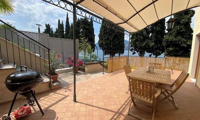 Cassone Apartamento | Apartamento vacacional "Randa" a orillas del lago con balcón, terraza y vistas impresionantes