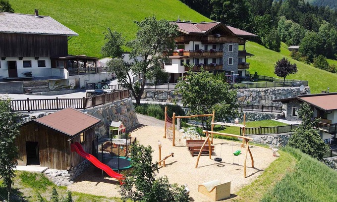Emberg Apartamento | Apartamento vacacional justo en la pista de esquí con sauna, jacuzzi y amplio jardín.
