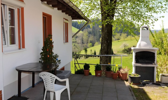 Oppenau Apartamento | Apartamento vacacional 'Talblick' con terraza privada y Wi-Fi