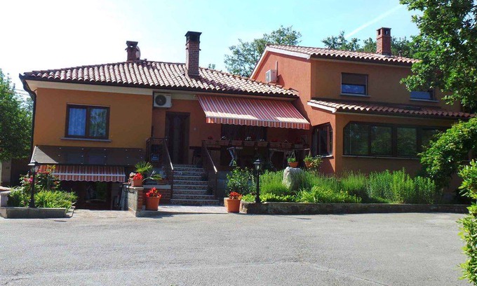 Strmac Apartamento | Holiday apartment with a large lawn for sunbathing