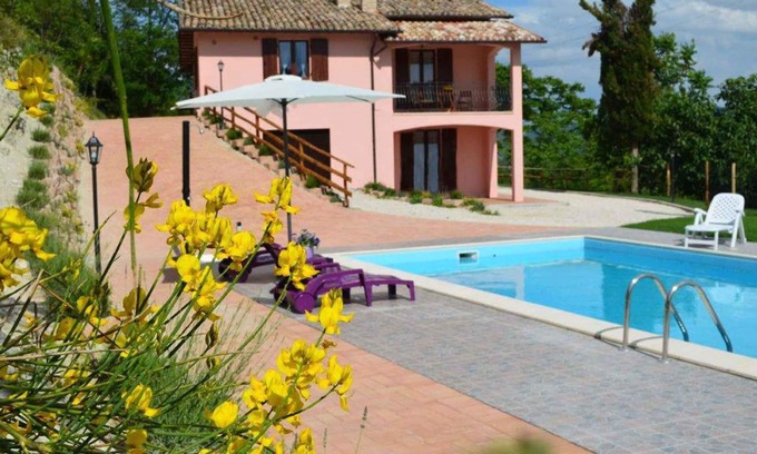 Fermignano Apartamento | Apartamento vacacional con terraza y piscina
