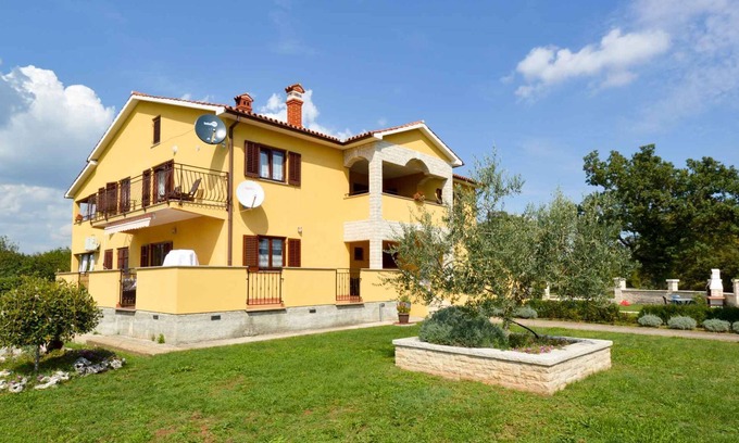 Sajini Apartamento | Holiday apartment with air conditioning and mounting pool