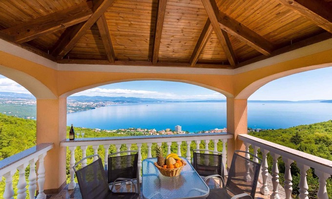 Bregi Apartamento | Holiday apartment with panoramic sea views