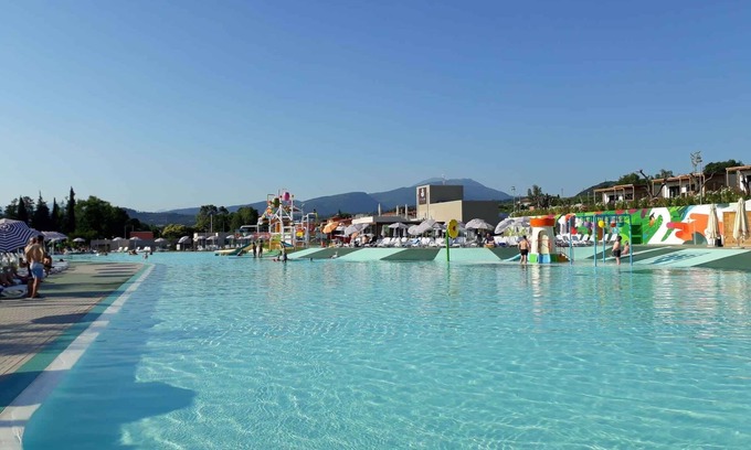 Cisano Apartamento | Holiday apartment with outdoor pool and balcony