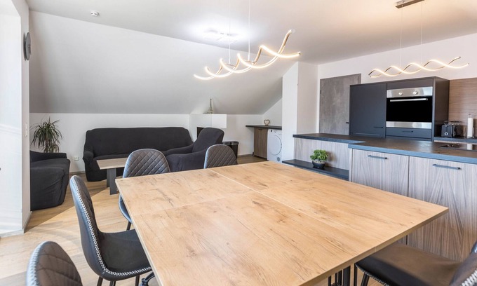 Geisingen Apartamento | Apartamento vacacional 'Zeichner' con vistas a la montaña, balcón y Wi-Fi