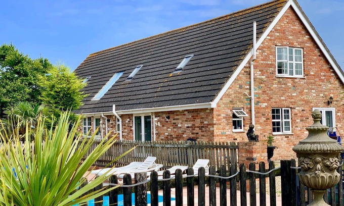 Louth Cabaña | Holiday Cottage with Pool, Sleeps 7
