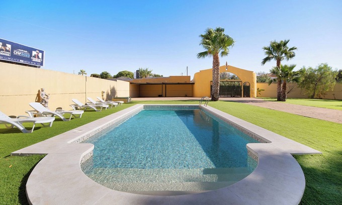 Chiclana de la Frontera Casa | Casa de vacaciones 'Villa Juani' con piscina, jardín, terraza y Wi-Fi