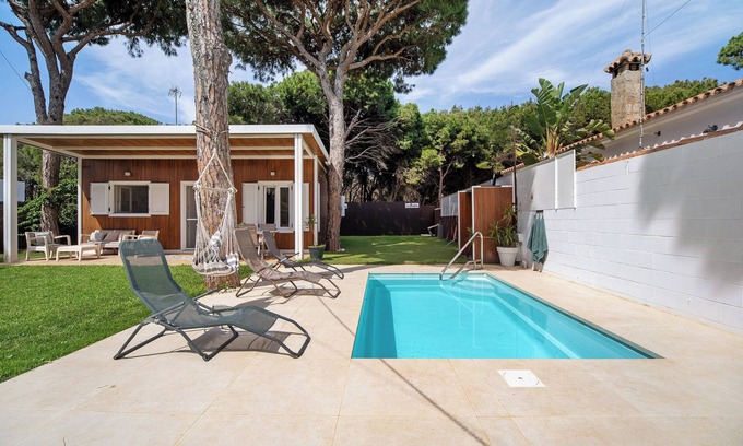 Chiclana de la Frontera Casa | Casa de vacaciones 'La Pinaleta' con piscina privada, terraza privada y Wi-Fi