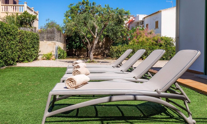 Colonia de Sant Pere Chalet De Esquí | Holiday Home Can Roig Loft with Mountain View, Wi-Fi, Balcony, Terrace & Garden; Street Parking Available