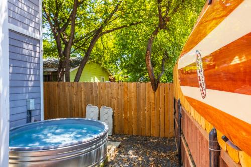 East Cesar Chavez Casa | Holiday Escape- Pool, King Beds & Christmas New Year Ready