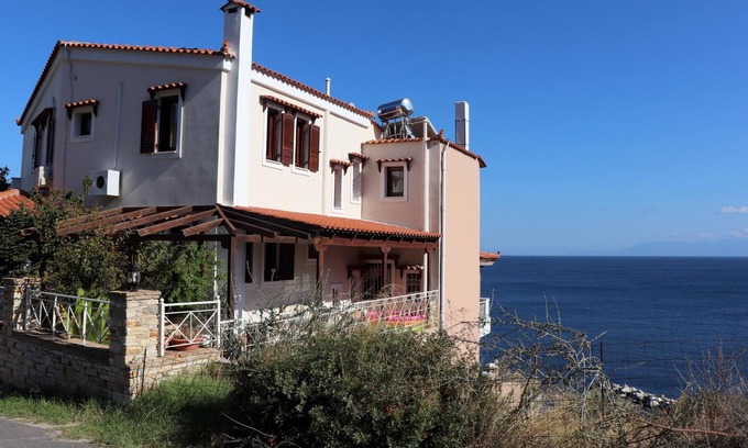 Agii Apostoli Apartamento | Holiday flat with great sea view, directly by the sea in Agii Apostoli, Euboea.