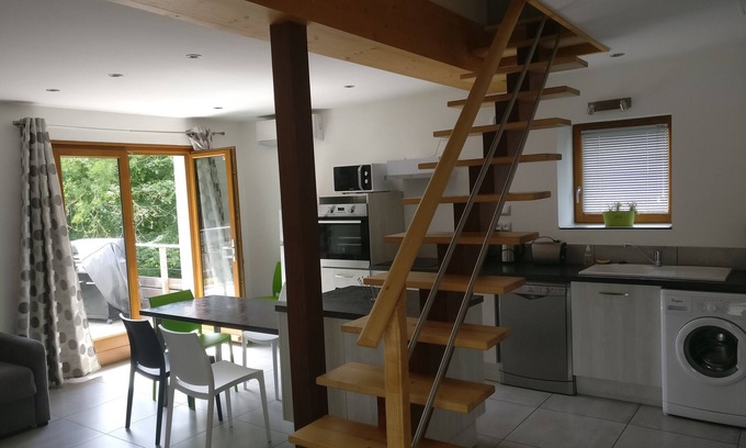 La Chapelle-de-la-Tour Casa | Casa de vacaciones 'La Maison De Pierre' con terraza privada, Wi-Fi y aire acondicionado