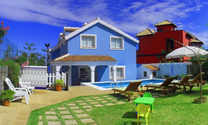 Las Aguas Villa | HOLIDAY HOME "EL MAR" Swimmingpool & Garden. Right in front of the Sea.