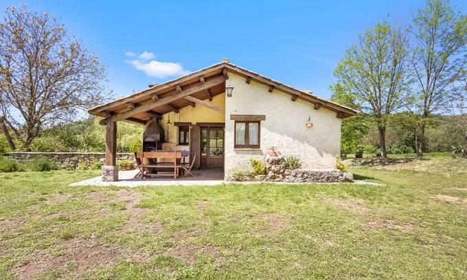 Sant Boi de Llucanes Casa | Casa de vacaciones 'La Cirera' con vistas a la montaña, piscina compartida y Wi-Fi