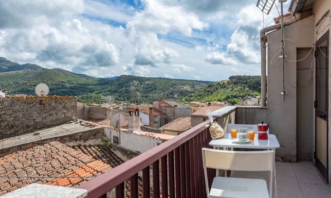Scano di Montiferro Casa | Casa de vacaciones 'La Casetta - Mar y Montaña' con vistas a la montaña, balcón y Wi-Fi
