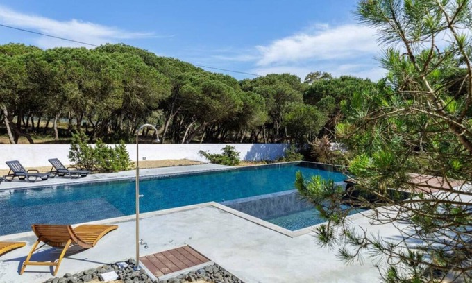 Azenhas do Mar Casa | Casa de vacaciones 'Pueblo Forestal T2' con vistas a la montaña, piscina compartida y Wi-Fi