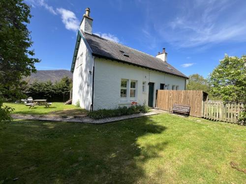 Alvie Casa | Holiday Home 1 Railway Cottage by Interhome