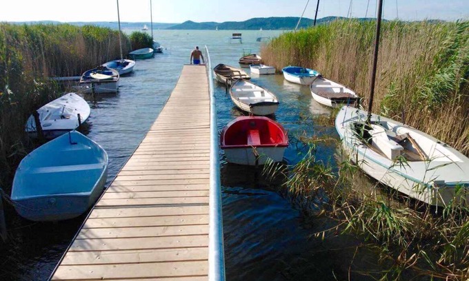 Szantod Casa | Casa vacacional a 50 m del lago Balaton con embarcadero propio y barco