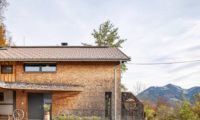Schnepfau Casa | Casa de vacaciones 'Am Berg' con vistas a la montaña, terraza, sauna y Wi-Fi