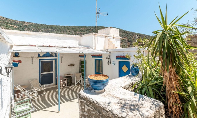 Kapparia Casa | Casa de vacaciones 'Andros Traditional House' con vistas a la montaña, terraza y jardín privado