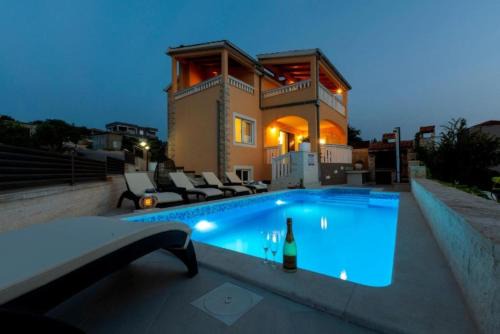 Razanj Casa | Holiday Home Ante - with pool & gym