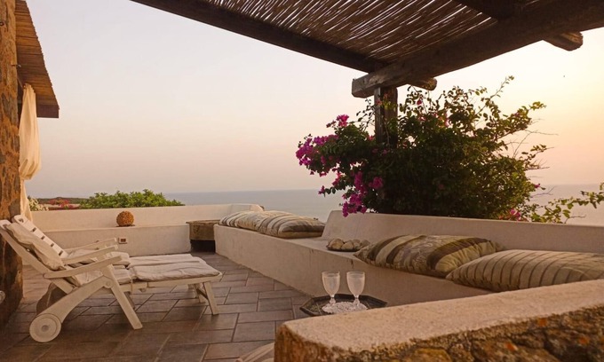 Pantelleria Casa | Casa de vacaciones 'Antico Dammuso Al Tramonto' con vistas al mar y jardín privado