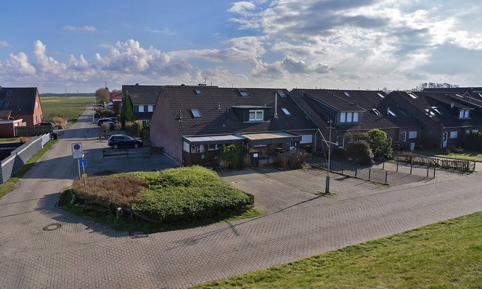 Norddeich Casa | Holiday Home 'Biene Am Meer' with Private Terrace and Wi-Fi