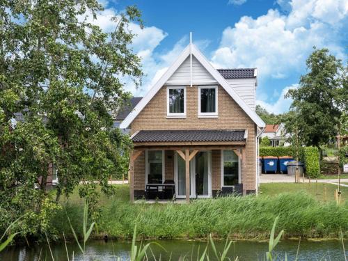Municipality of Nissewaard Casa | Holiday Home by Lake Beach Simonshaven