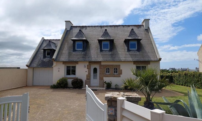 Plouescat Casa | Holiday Home by Roscoff Beach and Horse Racing