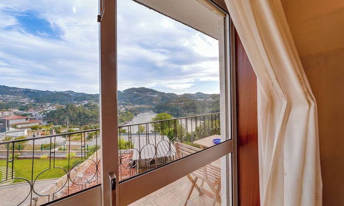 Bitetos Casa | Holiday Home 'Casa Encanto do Douro' with Private Garden, Balcony and Wi-Fi