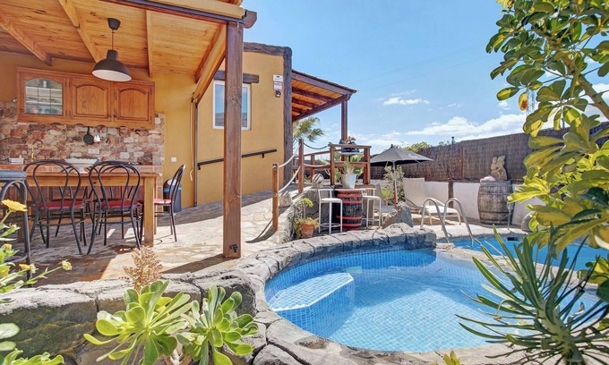Arico Casa | Casa de vacaciones "Casa Candelaria 2" con vistas a la montaña, piscina, jardín y Wi-Fi